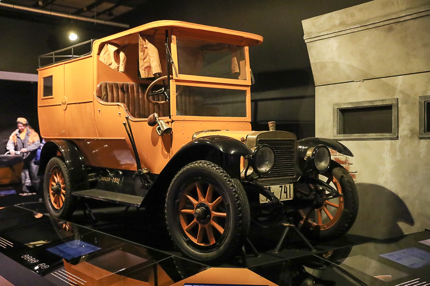 Postin Auto Postimuseon helmi on Postin ensimmäinen auto - Jälkipeli.net